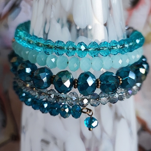 Aqua Shades of Blue Vintage Memory Wire Faceted Crystal Mermaidcore Bracelet - Picture 4 of 9